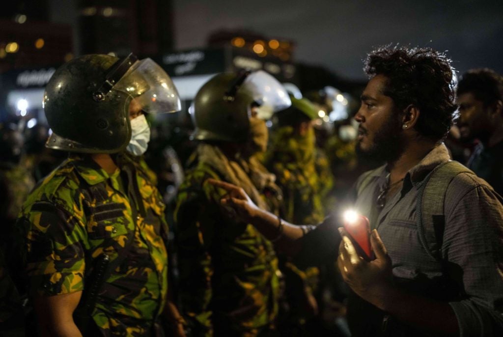 Polisin protesto alanını temizlediği için Sri Lanka'nın yeni lideri olarak görevden alınan Başbakan'ın müttefiki