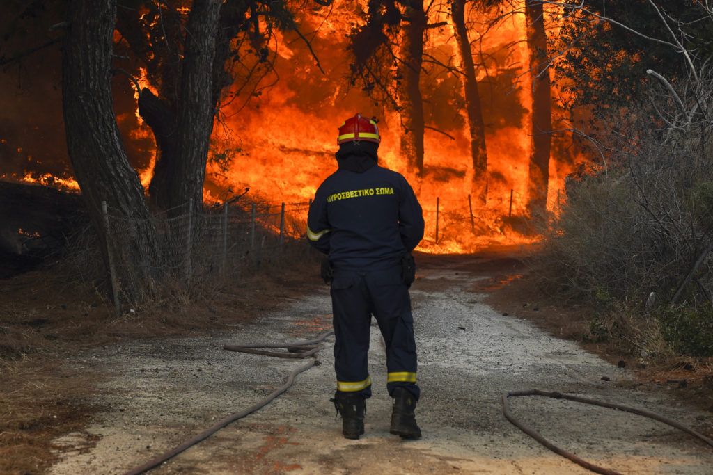 Yunanistan dört büyük orman yangınıyla savaşırken oteller ve evler tahliye edildi