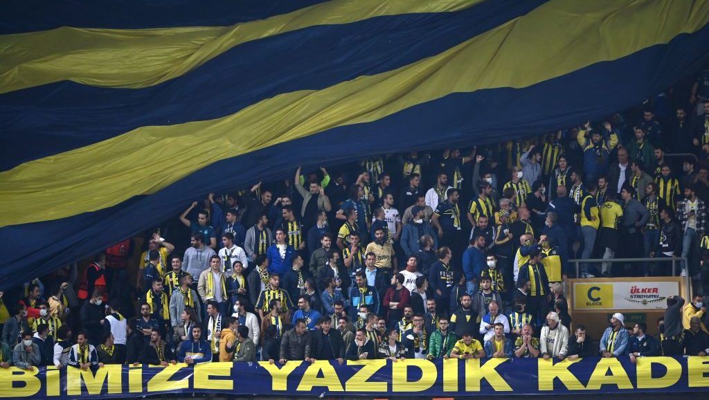 Fenerbahçe, Putin'in tezahüratlarının ardından bir maçlık stadı kısmi olarak kapattı