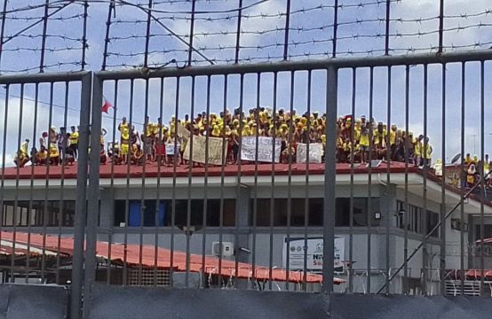 Philippines Inmates Protest Against Prison Food And Warden By Climbing On Roof