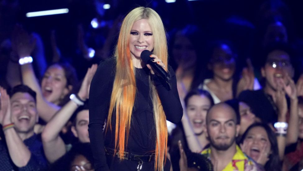 Avril Lavigne Dubbed ‘Epitome Of A Rock Star’ At Walk Of Fame Star Ceremony