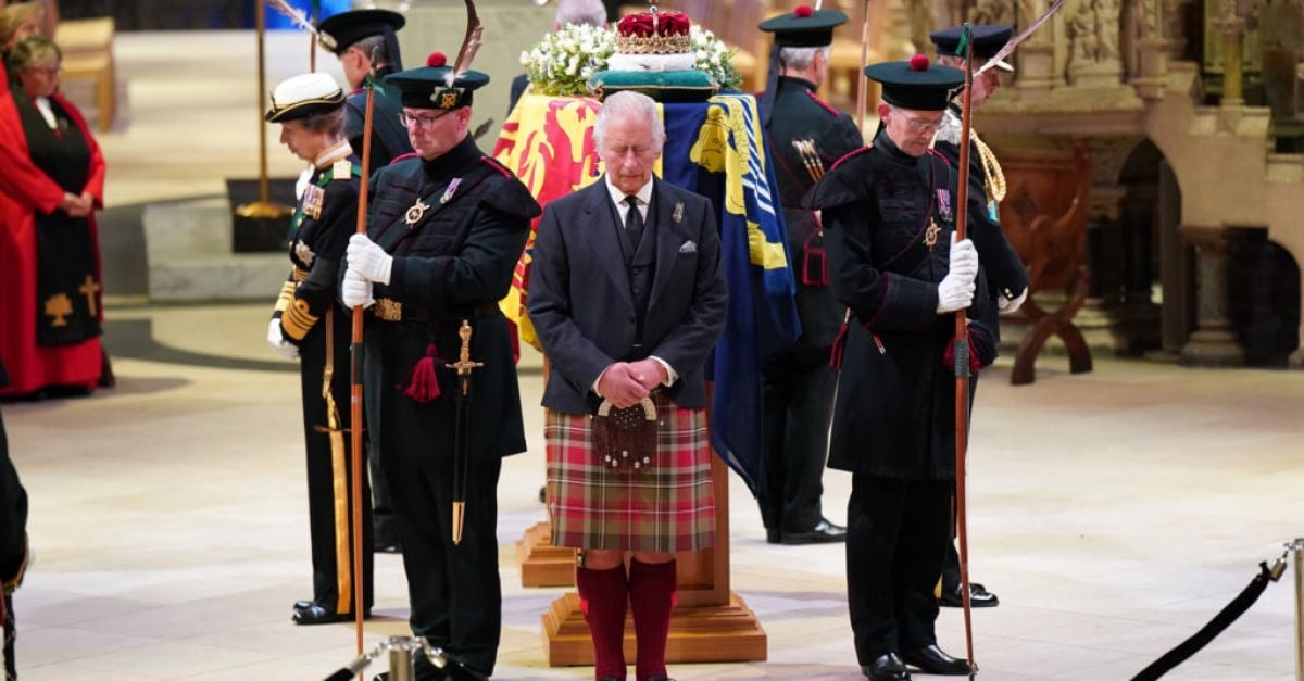 Les enfants de la reine Elizabeth entourent son cercueil pour une veillée à Édimbourg