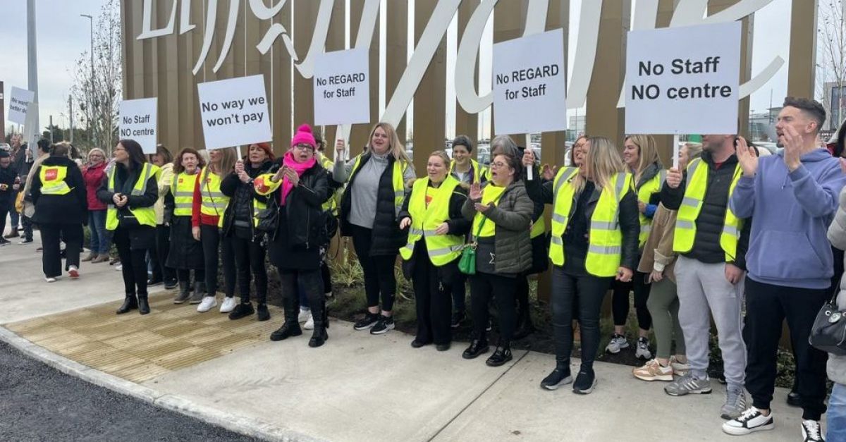 Сотрудники торгового центра Liffey Valley протестуют против введения платы за парковку