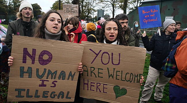 ‘Shut Manston Down’ – Hundreds Protest Outside Uk Migrant Centre In Pouring Rain