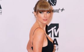 In Pictures: Taylor Swift Dazzles On Red Carpet At Mtv Europe Music Awards