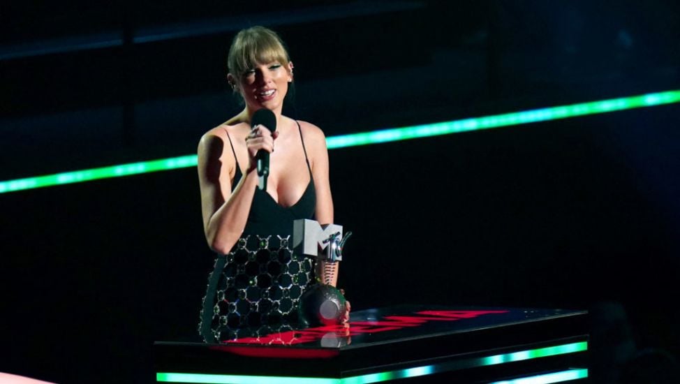 Taylor Swift Praises Fans As She Collects Top Gong At 2022 Mtv Emas