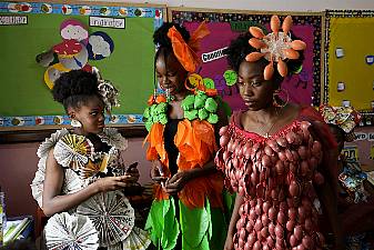 Nigerian Teens Recycle Rubbish Into Fashion And Highlight Risks Of Pollution