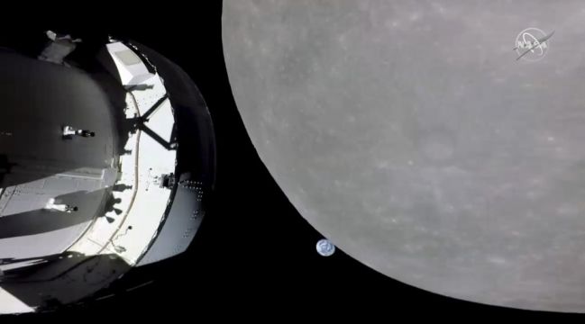 Nasa Capsule In Slingshot Move Around Moon In Last Big Step Before Lunar Orbit
