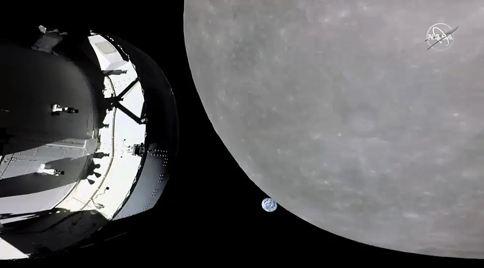 Nasa Capsule In Slingshot Move Around Moon In Last Big Step Before Lunar Orbit