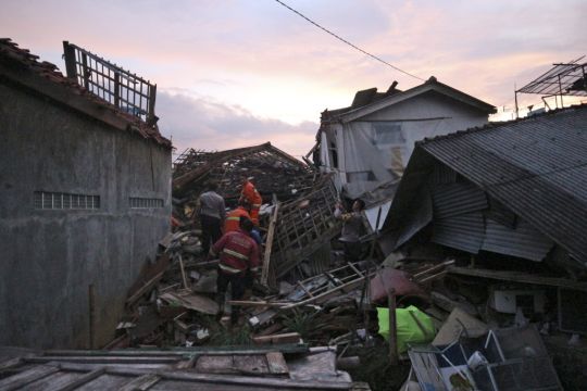 Rescuers Search Through Rubble After 268 Killed In Java Quake