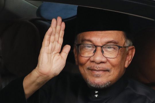 Reformist Anwar Ibrahim Sworn In As New Malaysian Pm