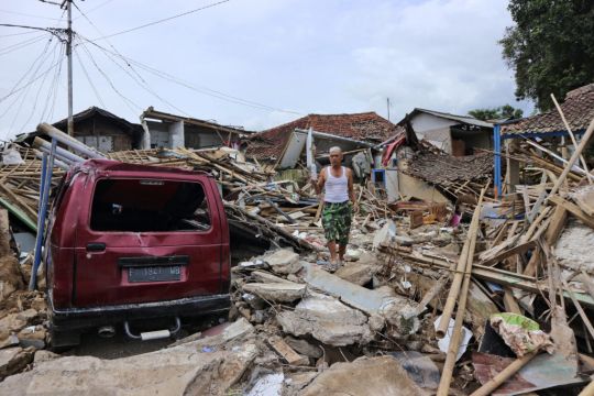 Indonesia Earthquake Toll Reaches 310 As More Bodies Are Found