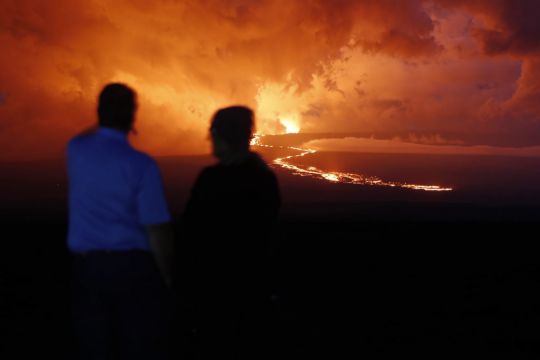Hawaiian Volcano Eruption Draws Spectators