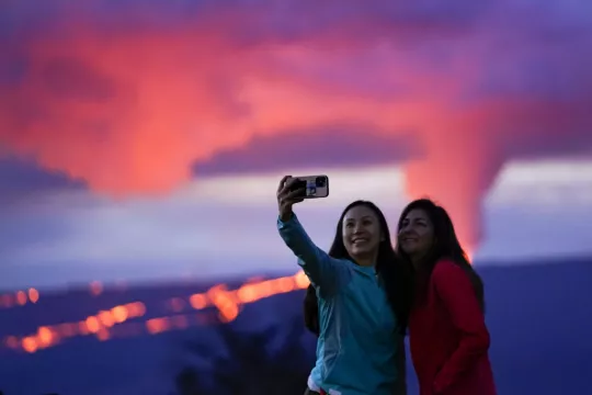 Huge Volcanic Eruption On Hawaii Attracts Thousands Of Awestruck Viewers