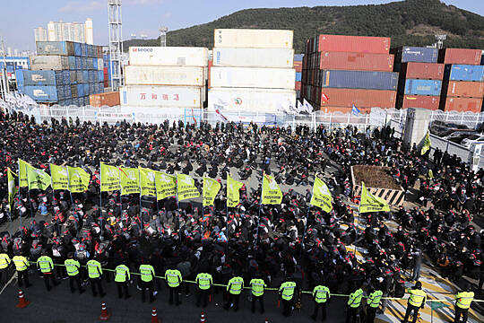 South Korea Disruption Eases Despite Extension Of Truckers’ Strike