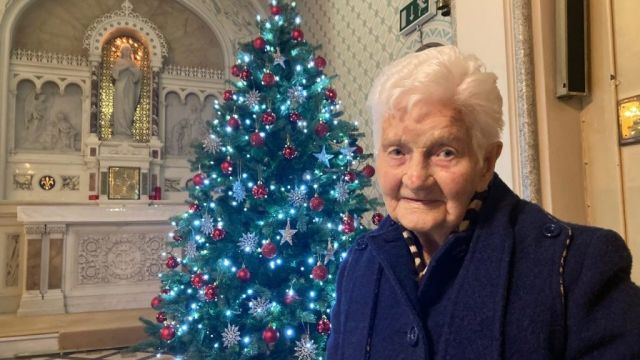 Limerick Centenarian Elizabeth Lyons Turns On Parish's Christmas Lights