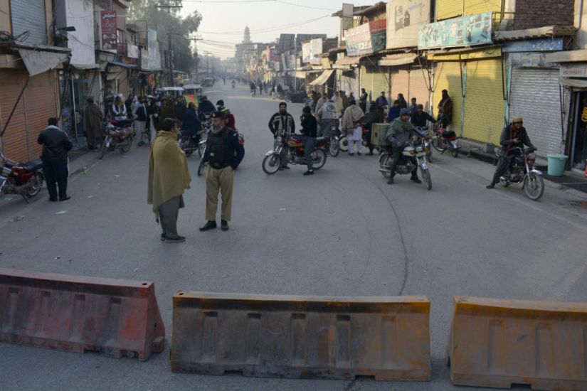Pakistani Taliban Detainees Seize Police Centre