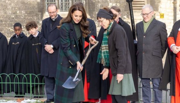 Kate Middleton Plants Tree At Westminster Abbey In Memory Of Queen Elizabeth