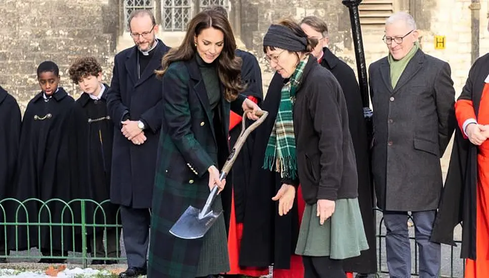 Kate Middleton Plants Tree At Westminster Abbey In Memory Of Queen Elizabeth