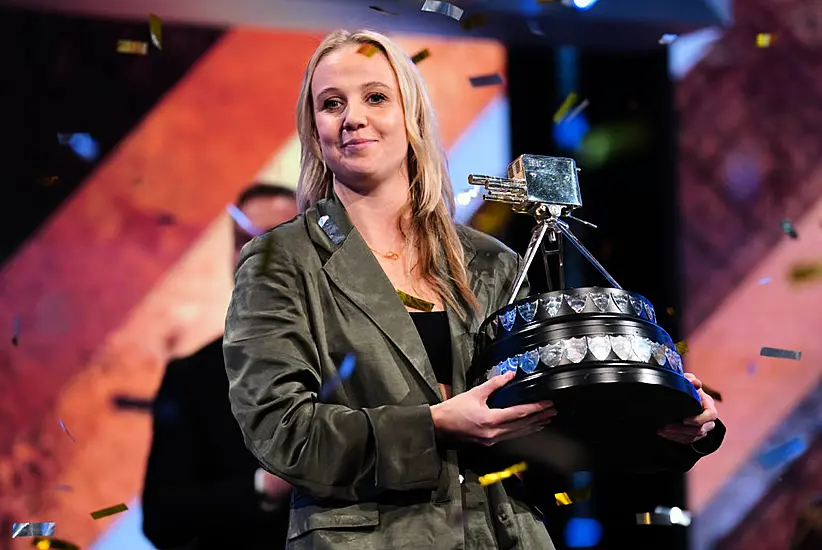 England Star Beth Mead Wins Bbc Sports Personality Of The Year Award