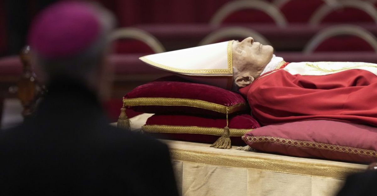 Десятки тысяч зрителей смотрят, как бывший Папа Бенедикт лежит в Ватикане.