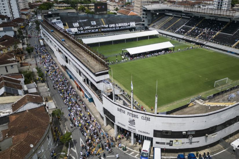 Brazilians Mourn Pele At The Stadium Where He Got His Start