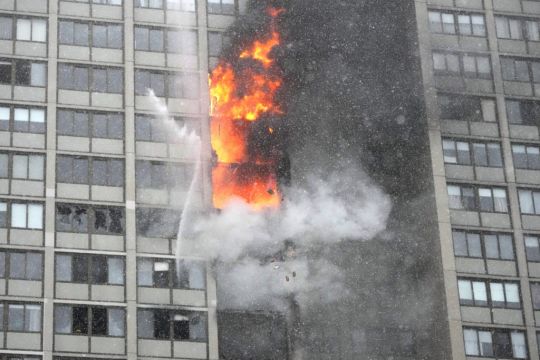 One Dead As Fire Blazes Through Chicago Apartment Building