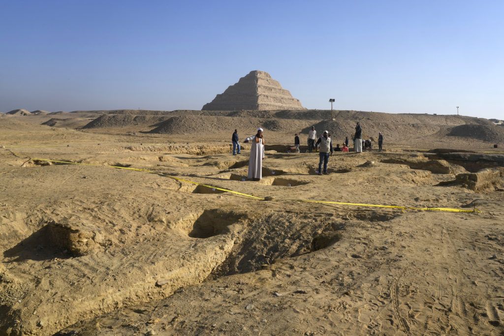 Mısır yeni kazıda mezarları ve lahitleri ortaya çıkardı