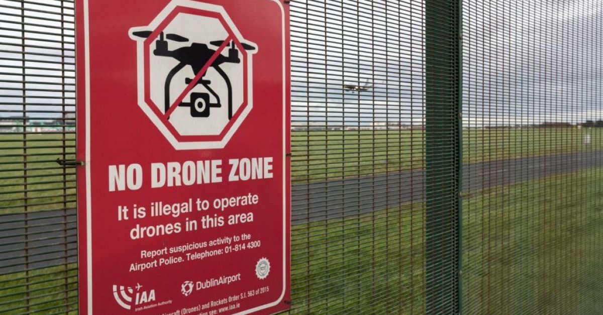 Мъже, обвинени в управление на дронове близо до летище Дъблин, завеждат дело срещу „драконовските“ закони