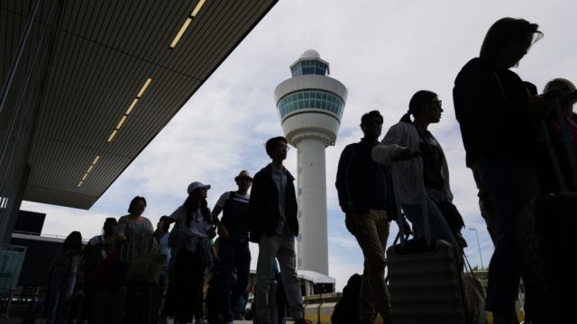 Airlines Sue Dutch Government Over Plan To Reduce Flights From Schiphol