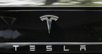 Tesla Faces Us Probes Over Steering Wheels Falling Off And Fire Engine Crash