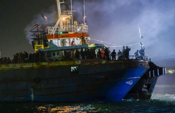 Italian Coast Guard And Navy Bring Hundreds Of Migrants Ashore