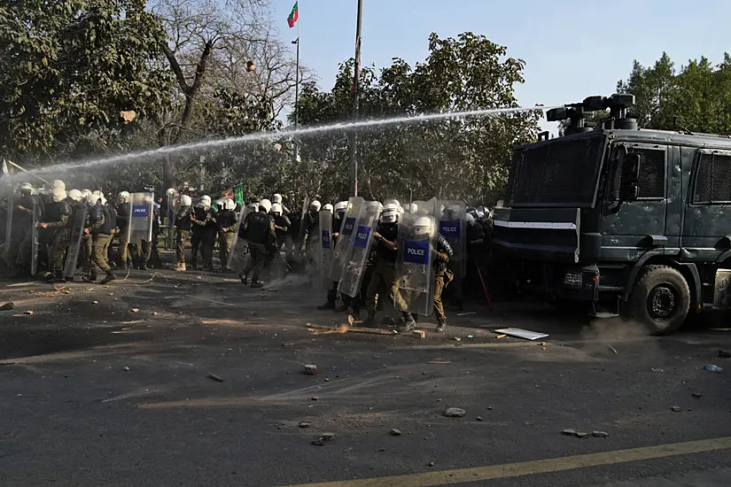 Pakistan Police And Supporters Of Former Prime Minister  Scuffle Near His Home