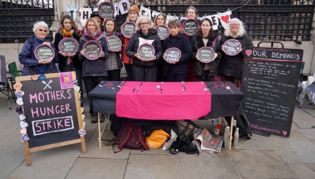 Un Official Hails Seven Mothers On Hunger Strike Outside Downing Street