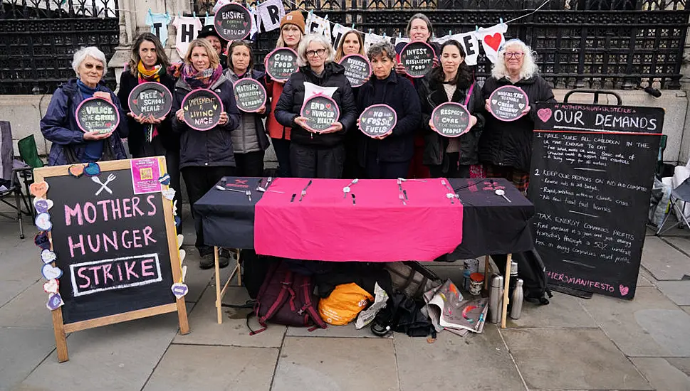 Un Official Hails Seven Mothers On Hunger Strike Outside Downing Street