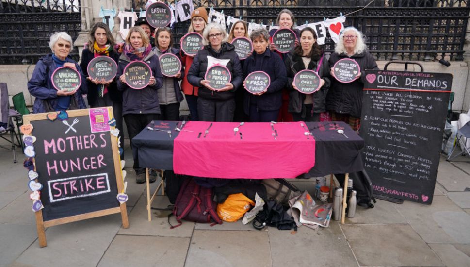 Un Official Hails Seven Mothers On Hunger Strike Outside Downing Street