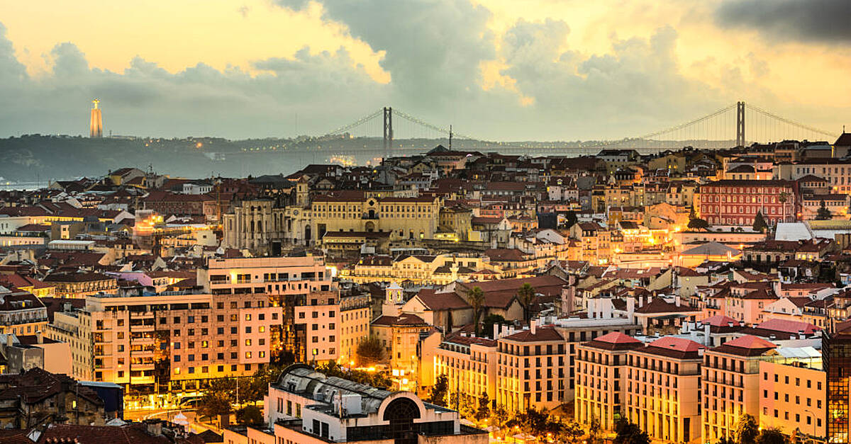 Police shoot suspect after two stabbed to death at Muslim centre in Lisbon | BreakingNews.ie Police shoot suspect after two stabbed to death at Muslim centre in Lisbon | BreakingNews.ie