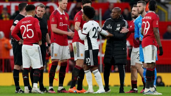 Jenas apologises for abusing referee