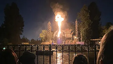 ড্রাগন শো শিখার পরে শক করে ডিজনিল্যান্ড দর্শকদের শিখায় উঠে যায়