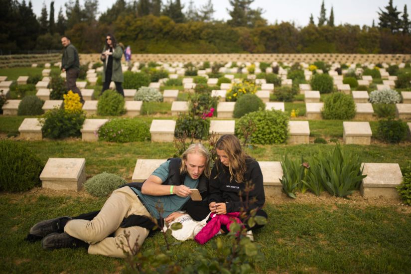 Hundreds Pay Tribute To Anzac Soldiers Near Gallipoli Beach