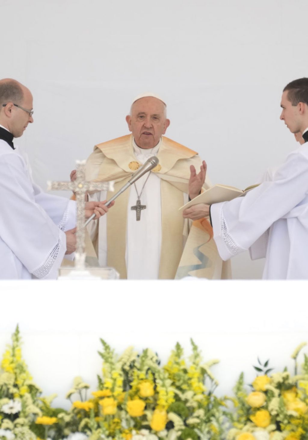 Pope urges Hungary to ‘open doors to others’ during Mass on banks of Danube