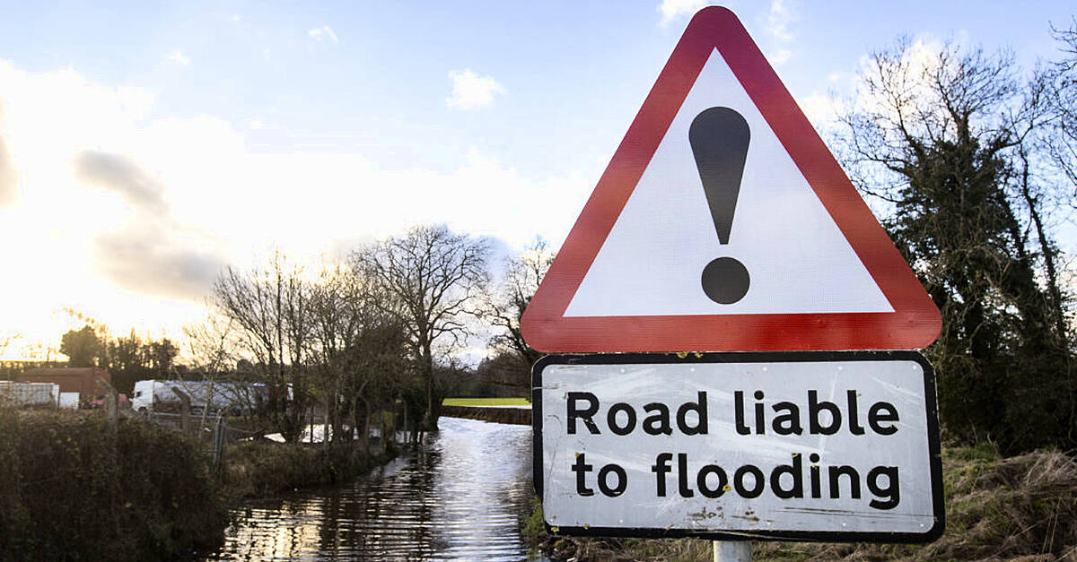 Flooding possible as thunderstorm warning issued for 15 counties across Ireland | BreakingNews.ie Flooding possible as thunderstorm warning issued for 15 counties across Ireland | BreakingNews.ie
