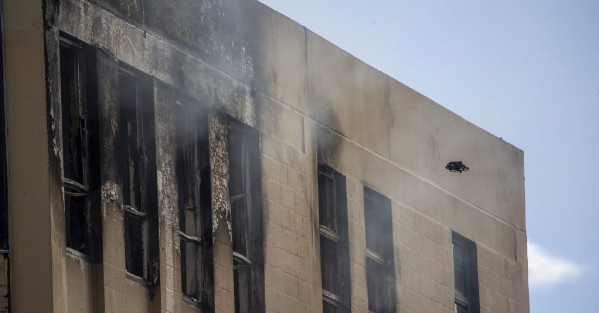 Мужчине предъявлено обвинение после «поджога» в общежитии, в результате которого погибли по меньшей мере шесть человек