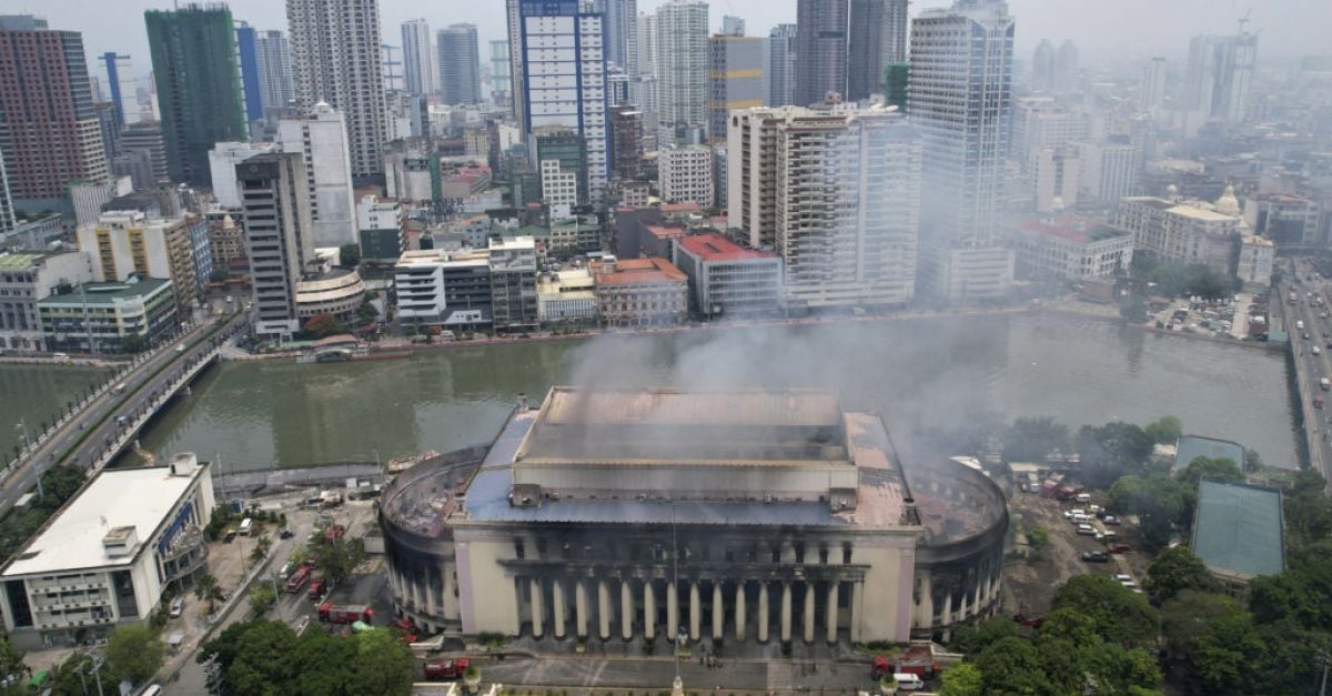 Massive fire destroys historic post office in Philippines