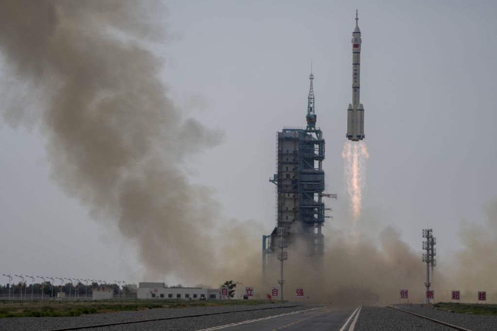 Çin, yörüngedeki uzay istasyonu için yeni mürettebat başlattı