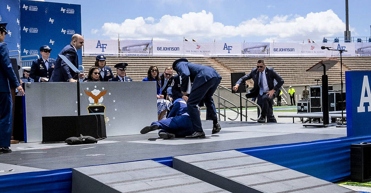 Biden dit qu’il a « pris des sacs de sable » après avoir trébuché et chuté lors d’un événement de remise des diplômes