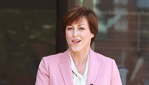 Carlow Nationalist — Former BBC newsreader Donna Traynor settles discrimination case - Vimarsana News