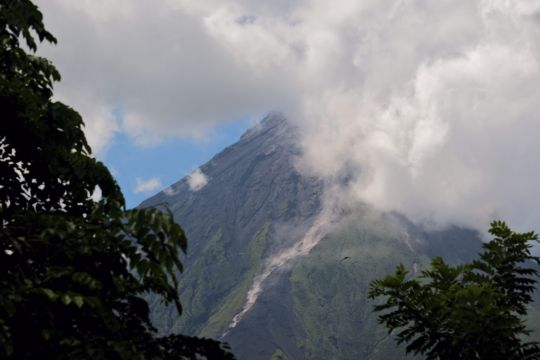 Philippines Raises Alert Level At Volcano As Villagers Are Told To Leave Area