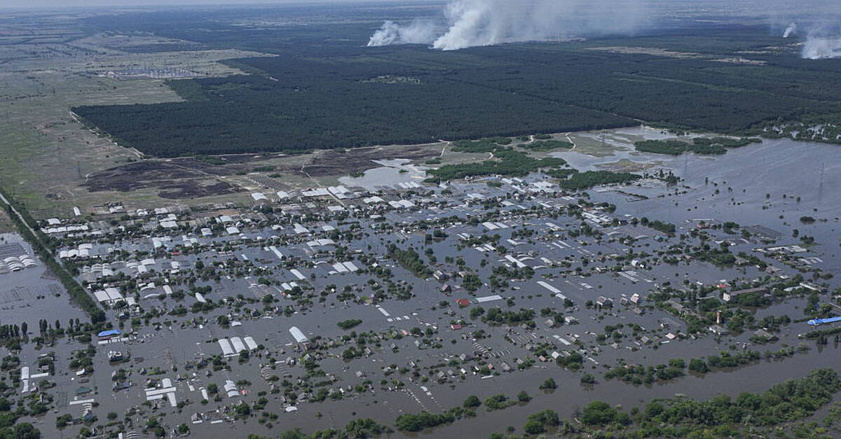 Russia shells city inundated by dam collapse after Zelensky visit, says Ukraine - Vimarsana News