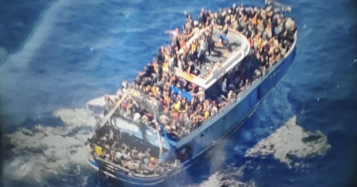 Neuf survivants sont capturés alors que l’espoir s’estompe pour les migrants sur un bateau qui a coulé près de la Grèce